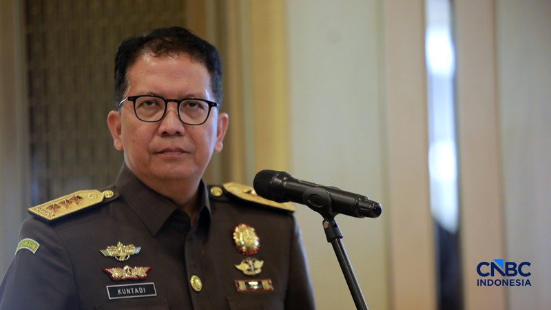 Wakil Jaksa Agung Republik Indonesia Asep Mulyana,  Jaksa Agung Muda Bidang Pengawasan (Jamwas) Rudi Margono, Jaksa Agung Muda Bidang Intelijen (Jamintel), Reda Manthovani, dan Jaksa Agung Muda Bidang Tindak Pidana Khusus (Jampidus), Kuntadi memberi salam komando saat konferensi pers usai pelantikan di Gedung Kejagung, Jakarta, Jumat (24/7/2026). (CNBC Indonesia/Muhammad Sabki)