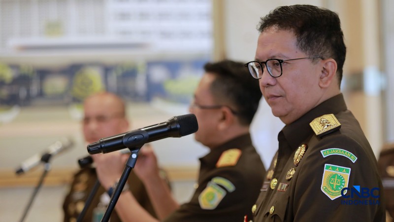 Wakil Jaksa Agung Republik Indonesia Asep Mulyana,  Jaksa Agung Muda Bidang Pengawasan (Jamwas) Rudi Margono, Jaksa Agung Muda Bidang Intelijen (Jamintel), Reda Manthovani, dan Jaksa Agung Muda Bidang Tindak Pidana Khusus (Jampidus), Kuntadi memberi salam komando saat konferensi pers usai pelantikan di Gedung Kejagung, Jakarta, Jumat (24/7/2026). (CNBC Indonesia/Muhammad Sabki)