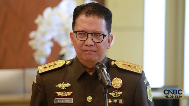 Wakil Jaksa Agung Republik Indonesia Asep Mulyana,  Jaksa Agung Muda Bidang Pengawasan (Jamwas) Rudi Margono, Jaksa Agung Muda Bidang Intelijen (Jamintel), Reda Manthovani, dan Jaksa Agung Muda Bidang Tindak Pidana Khusus (Jampidus), Kuntadi memberi salam komando saat konferensi pers usai pelantikan di Gedung Kejagung, Jakarta, Jumat (24/7/2026). (CNBC Indonesia/Muhammad Sabki)
