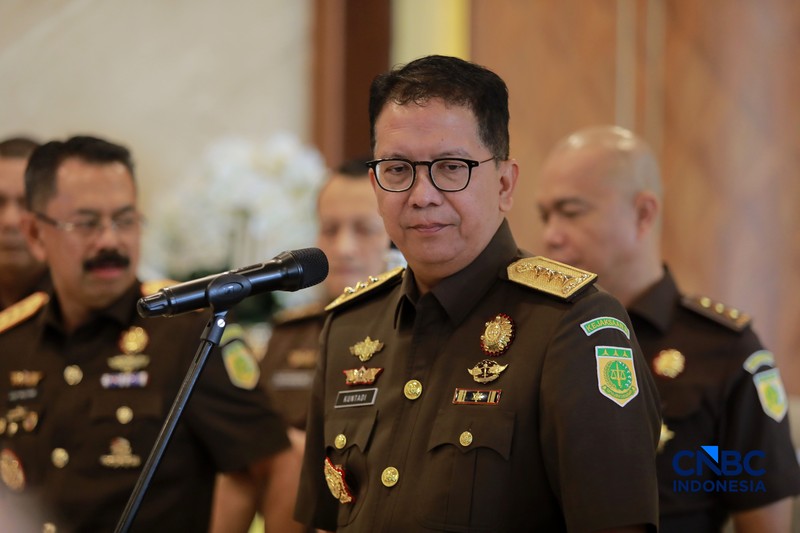 Wakil Jaksa Agung Republik Indonesia Asep Mulyana,  Jaksa Agung Muda Bidang Pengawasan (Jamwas) Rudi Margono, Jaksa Agung Muda Bidang Intelijen (Jamintel), Reda Manthovani, dan Jaksa Agung Muda Bidang Tindak Pidana Khusus (Jampidus), Kuntadi memberi salam komando saat konferensi pers usai pelantikan di Gedung Kejagung, Jakarta, Jumat (24/7/2026). (CNBC Indonesia/Muhammad Sabki)