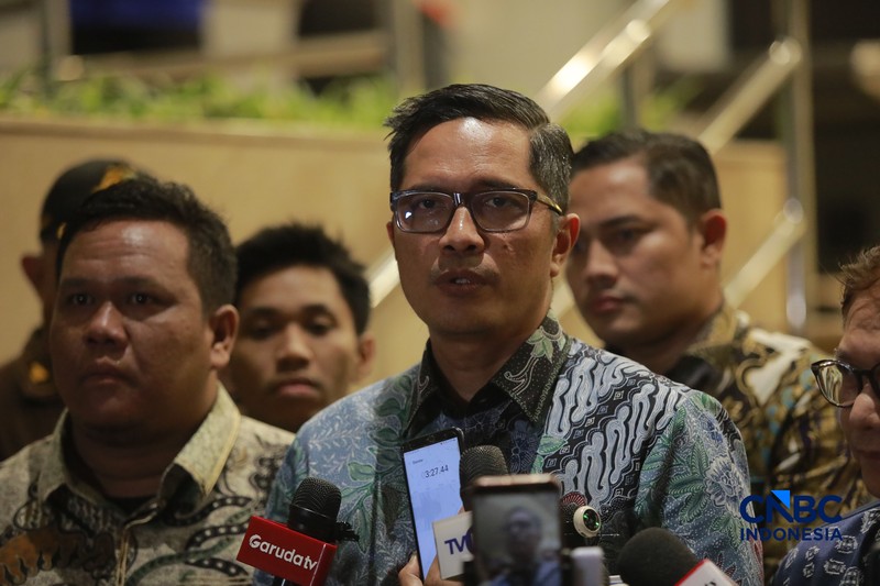 Mantan Jaksa Agung Muda Tindak Pidana Khusus (Jampidsus) Febrie Adriansyah usai menjalani pemeriksaan dalam penyidikan dugaan tindak pidana pencucian uang (TPPU) di Gedung Utama Kejaksaan Agung (Kejagung) Jakarta, Jumat, (24/7/2026). (CNBC Indonesia/Muhammad Sabki)