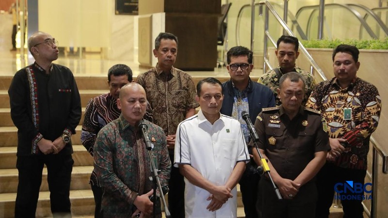 Kepala Pusat Penerangan Hukum (Kapuspenkum) Kejagung Anang Supriatna bersama tim 9 Kejagung menyampaikan konferensi pers usai pemeriksaan Mantan Jaksa Agung Muda Tindak Pidana Khusus (Jampidsus) Febrie Adriansyah di Gedung Utama Kejaksaan Agung (Kejagung), Jakarta, Jumat (24/7/2026).