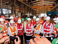 Kepala SKK Migas, Djoko Siswanto di tengah aktivitas galangan kapal di Tanjung Balai Karimun, Kepulauan Riau, Kamis (23/7/2026). (Dok. Kementerian ESDM)