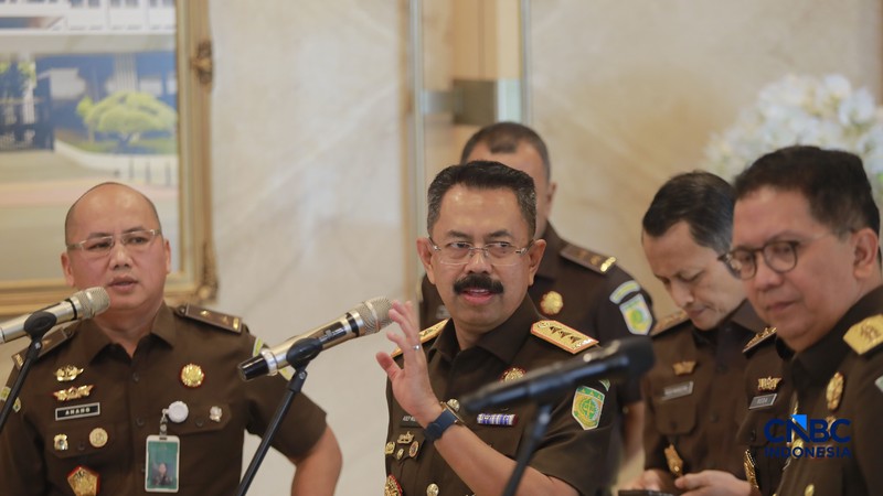 Wakil Jaksa Agung Republik Indonesia Asep Mulyana,  Jaksa Agung Muda Bidang Pengawasan (Jamwas) Rudi Margono, Jaksa Agung Muda Bidang Intelijen (Jamintel), Reda Manthovani, dan Jaksa Agung Muda Bidang Tindak Pidana Khusus (Jampidus), Kuntadi memberi salam komando saat konferensi pers usai pelantikan di Gedung Kejagung, Jakarta, Jumat (24/7/2026). (CNBC Indonesia/Muhammad Sabki)