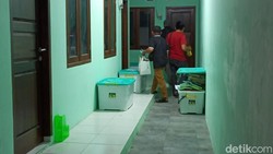 KPK 9 Jam Geledah Rumah di Lombok Barat, Angkut 3 Koper Dokumen dan HP