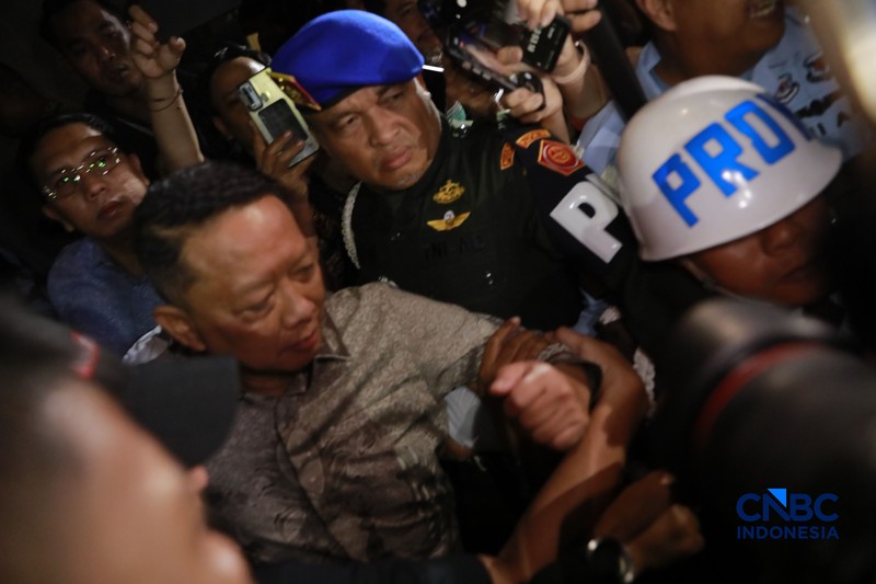 Mantan Jaksa Agung Muda Tindak Pidana Khusus (Jampidsus) Febrie Adriansyah usai menjalani pemeriksaan dalam penyidikan dugaan tindak pidana pencucian uang (TPPU) di Gedung Utama Kejaksaan Agung (Kejagung) Jakarta, Jumat, (24/7/2026). (CNBC Indonesia/Muhammad Sabki)
