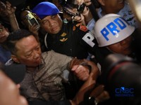 Mantan Jaksa Agung Muda Tindak Pidana Khusus (Jampidsus) Febrie Adriansyah usai menjalani pemeriksaan dalam penyidikan dugaan tindak pidana pencucian uang (TPPU) di Gedung Utama Kejaksaan Agung (Kejagung) Jakarta, Jumat, (24/7/2026). (CNBC Indonesia/