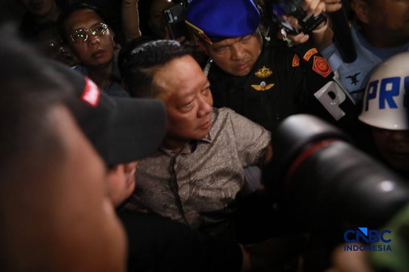 Mantan Jaksa Agung Muda Tindak Pidana Khusus (Jampidsus) Febrie Adriansyah usai menjalani pemeriksaan dalam penyidikan dugaan tindak pidana pencucian uang (TPPU) di Gedung Utama Kejaksaan Agung (Kejagung) Jakarta, Jumat, (24/7/2026). (CNBC Indonesia/Muhammad Sabki)