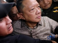 Mantan Jaksa Agung Muda Tindak Pidana Khusus (Jampidsus) Febrie Adriansyah usai menjalani pemeriksaan dalam penyidikan dugaan tindak pidana pencucian uang (TPPU) di Gedung Utama Kejaksaan Agung (Kejagung) Jakarta, Jumat, (24/7/2026). (CNBC Indonesia/