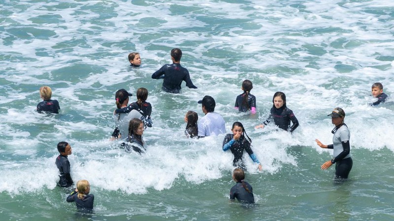 Orang-orang menikmati air hangat di lautan sepanjang garis pantai di Encinitas, California, AS, 21 Juli 2026.