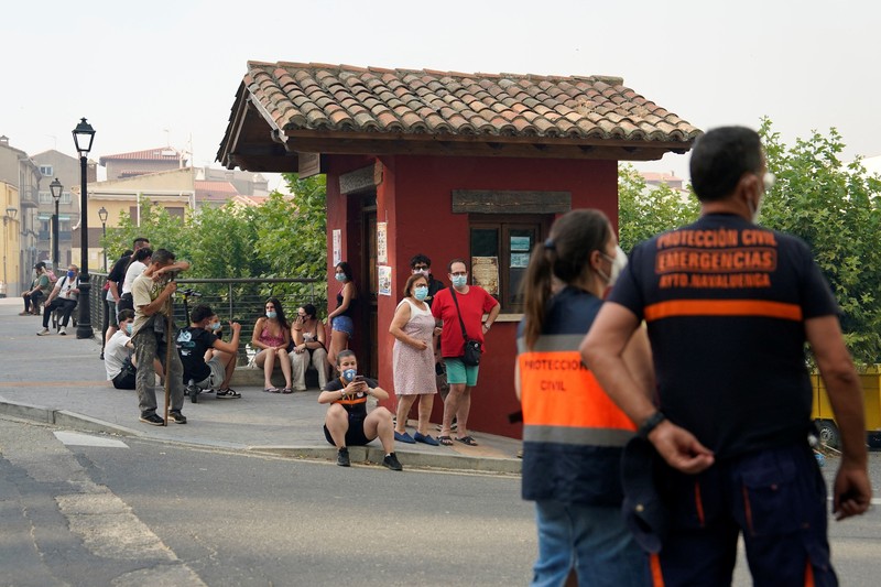 Seseorang berlari saat api menyebar di pegunungan Navaluenga, Avila, Spanyol, 23 Juli 2026. (REUTERS/Ana Beltran)