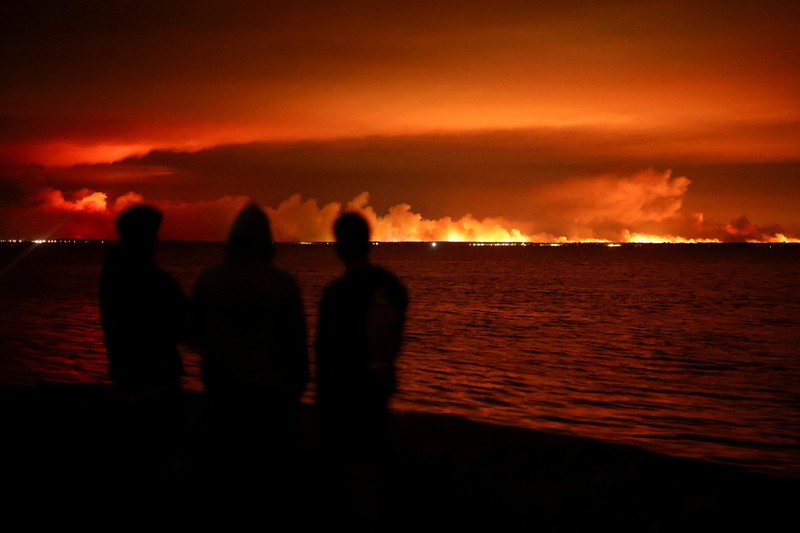 Seorang petugas pemadam kebakaran berupaya memadamkan api saat terjadi kebakaran hutan di Lege-Cap-Ferret di departemen Gironde di tengah memburuknya kondisi kekeringan setelah gelombang panas dan kekurangan air di sebagian besar wilayah Prancis, 23 Juli 2026. (REUTERS/Stephane Mahe)
