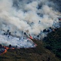 Pemandangan kebakaran hutan yang menyebar di pegunungan Burgohondo, di Avila, Spanyol, 23 Juli 2026. (REUTERS/Ana Beltran)