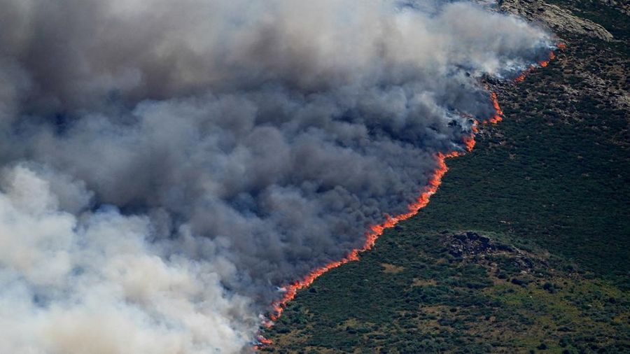 Pemandangan kebakaran hutan yang menyebar di pegunungan Burgohondo, di Avila, Spanyol, 23 Juli 2026.