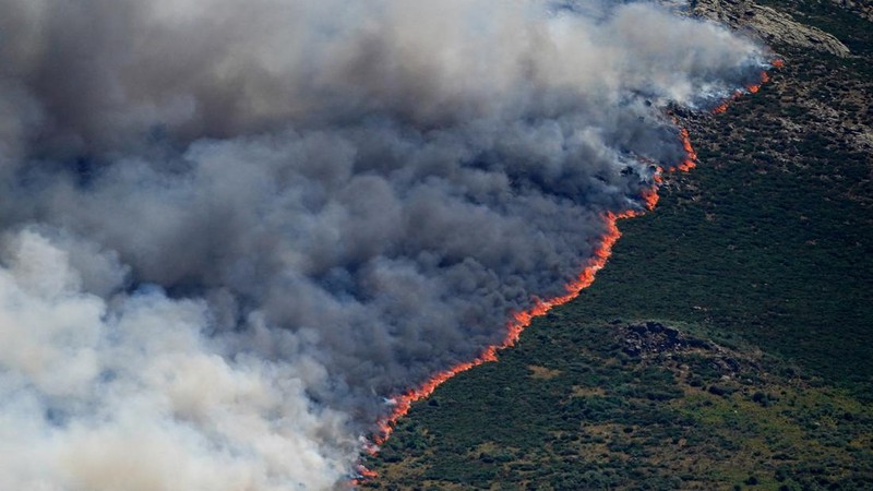 Pemandangan kebakaran hutan yang menyebar di pegunungan Burgohondo, di Avila, Spanyol, 23 Juli 2026.
