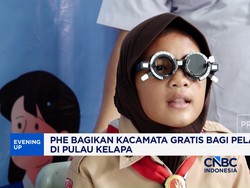 PHE Bagikan Kacamata Gratis Bagi Pelajar di Pulau Kelapa