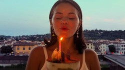 Selena Gomez Komentari Fans yang Obsesi Sama Penampilannya di Usia 20-an