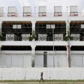 Seorang pekerja berjalan melewati pusat data di negara bagian Johor, yang telah menjadi pusat data dengan pertumbuhan tercepat di Asia Tenggara, di Gelang Patah, Malaysia, 7 Mei 2026. (REUTERS/Hasnoor Hussain)