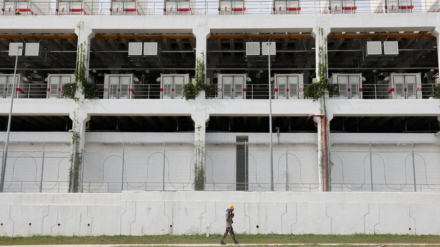 Seorang pekerja berjalan melewati pusat data di negara bagian Johor, yang telah menjadi pusat data dengan pertumbuhan tercepat di Asia Tenggara, di Gelang Patah, Malaysia, 7 Mei 2026. (REUTERS/Hasnoor Hussain)