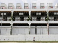 Seorang pekerja berjalan melewati pusat data di negara bagian Johor, yang telah menjadi pusat data dengan pertumbuhan tercepat di Asia Tenggara, di Gelang Patah, Malaysia, 7 Mei 2026. (REUTERS/Hasnoor Hussain)