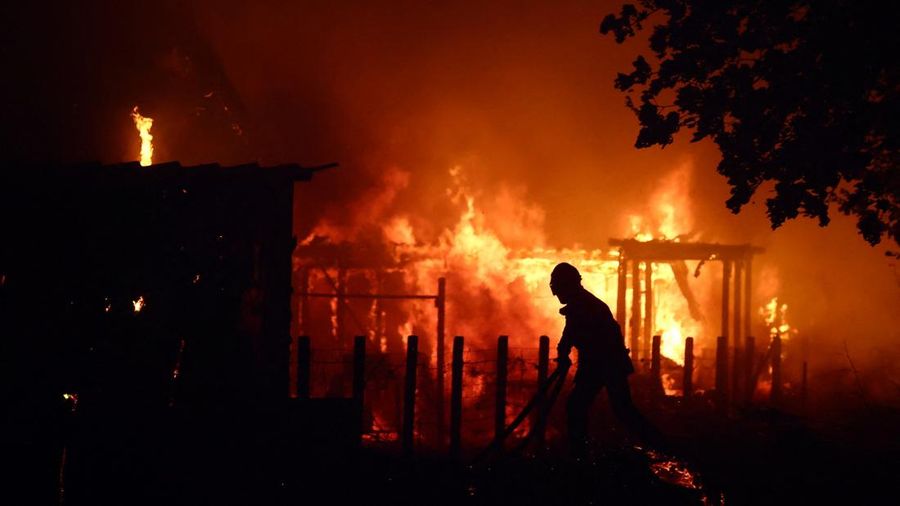 Seorang petugas pemadam kebakaran berupaya memadamkan api saat terjadi kebakaran hutan di Lege-Cap-Ferret di departemen Gironde di tengah memburuknya kondisi kekeringan setelah gelombang panas dan kekurangan air di sebagian besar wilayah Prancis, 23 Juli 2026.