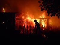 Seorang petugas pemadam kebakaran berupaya memadamkan api saat terjadi kebakaran hutan di Lege-Cap-Ferret di departemen Gironde di tengah memburuknya kondisi kekeringan setelah gelombang panas dan kekurangan air di sebagian besar wilayah Prancis, 23