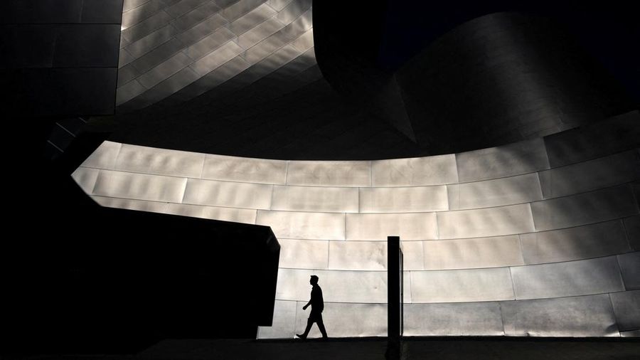 Seorang pria berjalan melewati Walt Disney Concert Hall pada hari yang panas di pusat kota Los Angeles, California, AS, 22 Juli 2026.