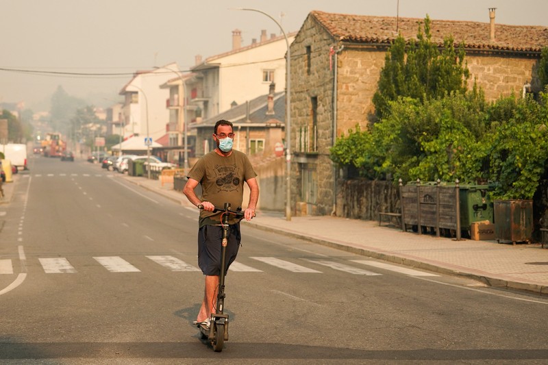 Seseorang berlari saat api menyebar di pegunungan Navaluenga, Avila, Spanyol, 23 Juli 2026. (REUTERS/Ana Beltran)