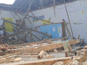 Ruang Guru SDN 2 Tugu Indramayu Ambruk, Siswa Belajar Berdesakan