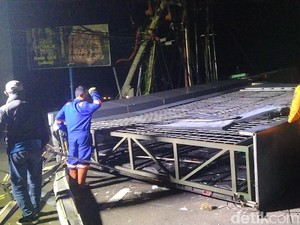 Videotron Goyang Sebelum Roboh Tewaskan Pemotor di Majalengka