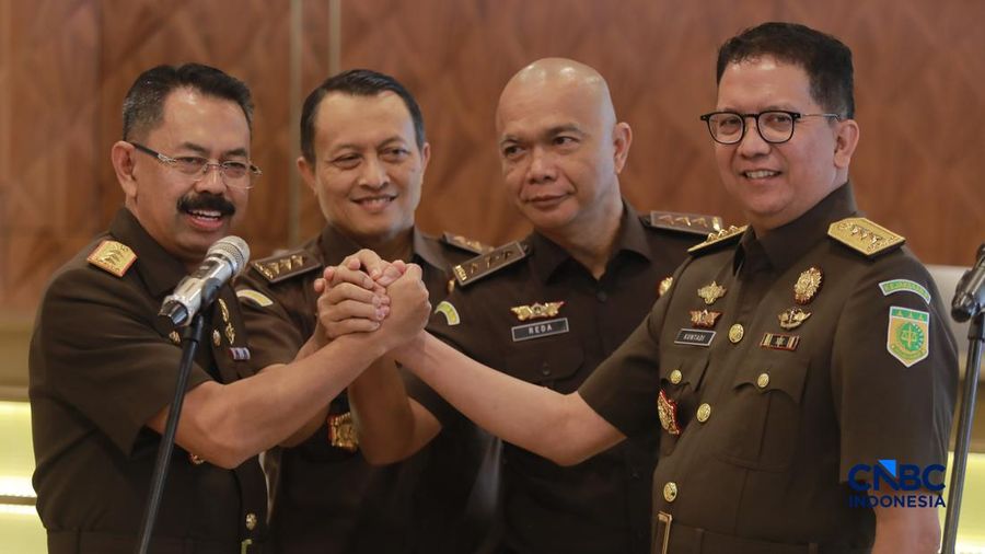 Wakil Jaksa Agung Republik Indonesia Asep Mulyana,  Jaksa Agung Muda Bidang Pengawasan (Jamwas) Rudi Margono, Jaksa Agung Muda Bidang Intelijen (Jamintel), Reda Manthovani, dan Jaksa Agung Muda Bidang Tindak Pidana Khusus (Jampidus), Kuntadi memberi salam komando saat konferensi pers usai pelantikan di Gedung Kejagung, Jakarta, Jumat (24/7/2026). (CNBC Indonesia/Muhammad Sabki)