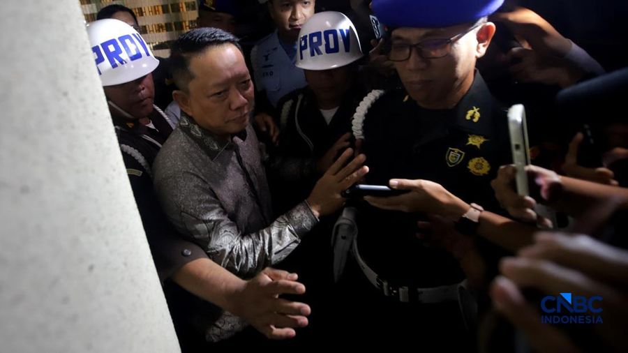 Mantan Jaksa Agung Muda Tindak Pidana Khusus (Jampidsus) Febrie Adriansyah usai menjalani pemeriksaan dalam penyidikan dugaan tindak pidana pencucian uang (TPPU) di Gedung Utama Kejaksaan Agung (Kejagung) Jakarta, Jumat, (24/7/2026).