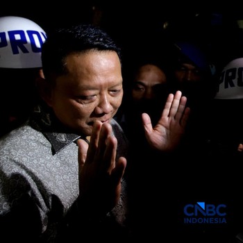 Mantan Jaksa Agung Muda Tindak Pidana Khusus (Jampidsus) Febrie Adriansyah usai menjalani pemeriksaan dalam penyidikan dugaan tindak pidana pencucian uang (TPPU) di Gedung Utama Kejaksaan Agung (Kejagung) Jakarta, Jumat, (24/7/2026). (CNBC Indonesia/