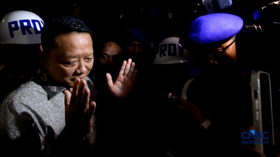 Mantan Jaksa Agung Muda Tindak Pidana Khusus (Jampidsus) Febrie Adriansyah usai menjalani pemeriksaan dalam penyidikan dugaan tindak pidana pencucian uang (TPPU) di Gedung Utama Kejaksaan Agung (Kejagung) Jakarta, Jumat, (24/7/2026). (CNBC Indonesia/