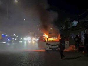 Penampakan Minibus Angkut 6 Jeriken BBM Terbakar di Sulsel