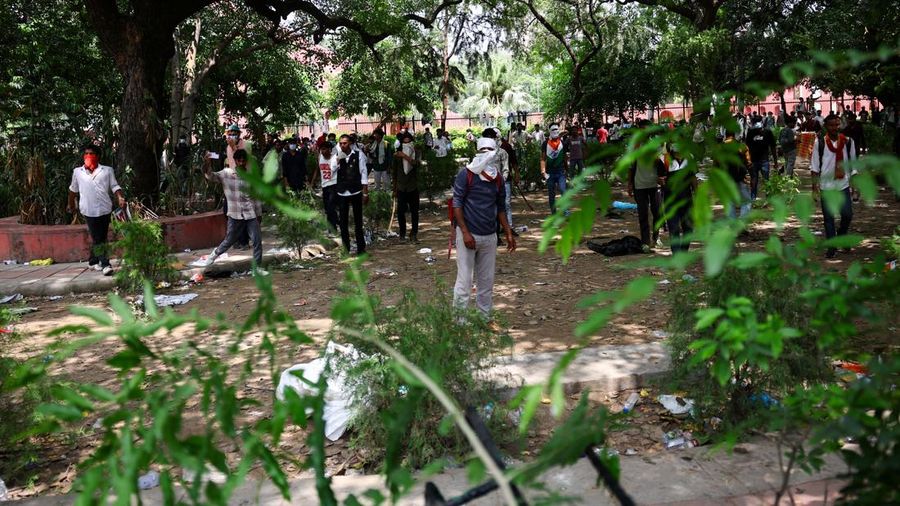 Pendukung Partai Janata Kecoa (CJP) India merayakan setelah Menteri Pendidikan India Dharmendra Pradhan mengundurkan diri setelah protes berhari-hari menuntut pengunduran dirinya atas kebocoran soal ujian National Eligibility cum Entrance Test (NEET), di New Delhi, India, 25 Juli 2026. (REUTERS/Anushree Fadnavis)