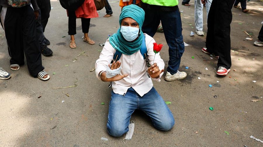 Pendukung Partai Janata Kecoa (CJP) India merayakan setelah Menteri Pendidikan India Dharmendra Pradhan mengundurkan diri setelah protes berhari-hari menuntut pengunduran dirinya atas kebocoran soal ujian National Eligibility cum Entrance Test (NEET), di New Delhi, India, 25 Juli 2026. (REUTERS/Anushree Fadnavis)