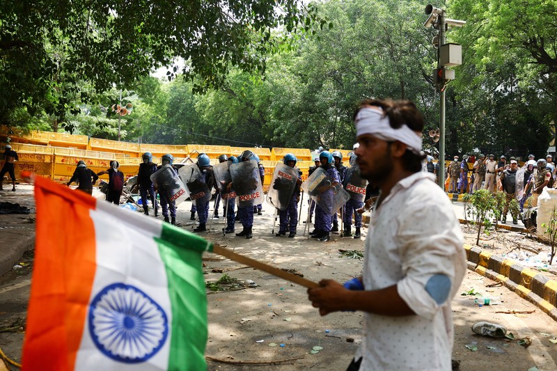 Pendukung Partai Janata Kecoa (CJP) India merayakan setelah Menteri Pendidikan India Dharmendra Pradhan mengundurkan diri setelah protes berhari-hari menuntut pengunduran dirinya atas kebocoran soal ujian National Eligibility cum Entrance Test (NEET), di New Delhi, India, 25 Juli 2026. (REUTERS/Anushree Fadnavis)
