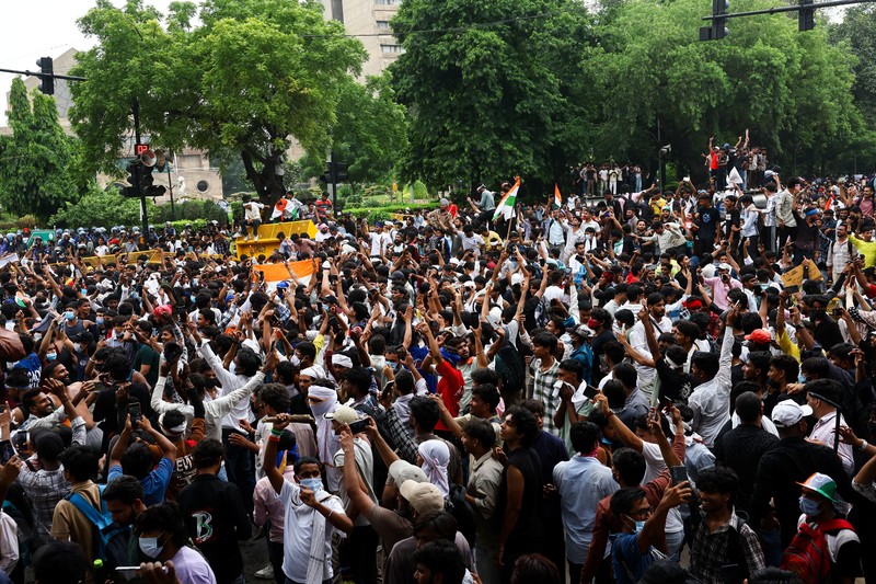 Pendukung Partai Janata Kecoa (CJP) India merayakan setelah Menteri Pendidikan India Dharmendra Pradhan mengundurkan diri setelah protes berhari-hari menuntut pengunduran dirinya atas kebocoran soal ujian National Eligibility cum Entrance Test (NEET), di New Delhi, India, 25 Juli 2026. (REUTERS/Anushree Fadnavis)