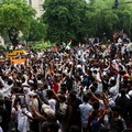 Pendukung Partai Janata Kecoa (CJP) India merayakan setelah Menteri Pendidikan India Dharmendra Pradhan mengundurkan diri setelah protes berhari-hari menuntut pengunduran dirinya atas kebocoran soal ujian National Eligibility cum Entrance Test (NEET)