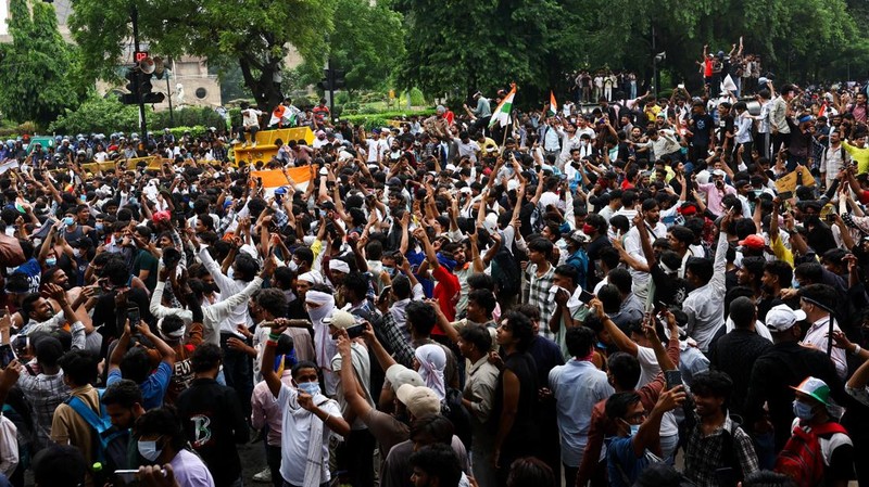 Pendukung Partai Janata Kecoa (CJP) India merayakan setelah Menteri Pendidikan India Dharmendra Pradhan mengundurkan diri setelah protes berhari-hari menuntut pengunduran dirinya atas kebocoran soal ujian National Eligibility cum Entrance Test (NEET), di New Delhi, India, 25 Juli 2026. (REUTERS/Anushree Fadnavis)