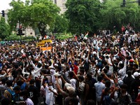 Pendukung Partai Janata Kecoa (CJP) India merayakan setelah Menteri Pendidikan India Dharmendra Pradhan mengundurkan diri setelah protes berhari-hari menuntut pengunduran dirinya atas kebocoran soal ujian National Eligibility cum Entrance Test (NEET)