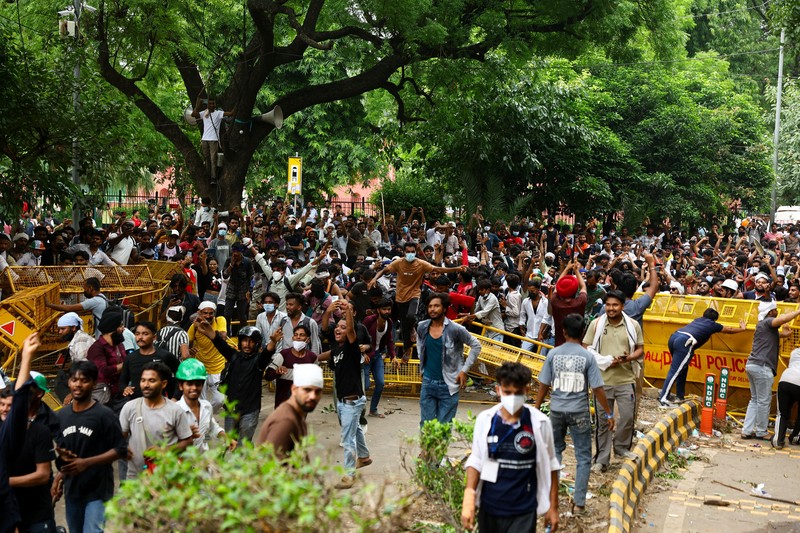 Pendukung Partai Janata Kecoa (CJP) India merayakan setelah Menteri Pendidikan India Dharmendra Pradhan mengundurkan diri setelah protes berhari-hari menuntut pengunduran dirinya atas kebocoran soal ujian National Eligibility cum Entrance Test (NEET), di New Delhi, India, 25 Juli 2026. (REUTERS/Anushree Fadnavis)