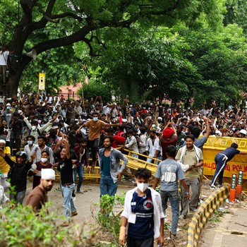 Pecah! Potret Warga Rayakan Menteri Mundur Usai Demo Besar-Besaran