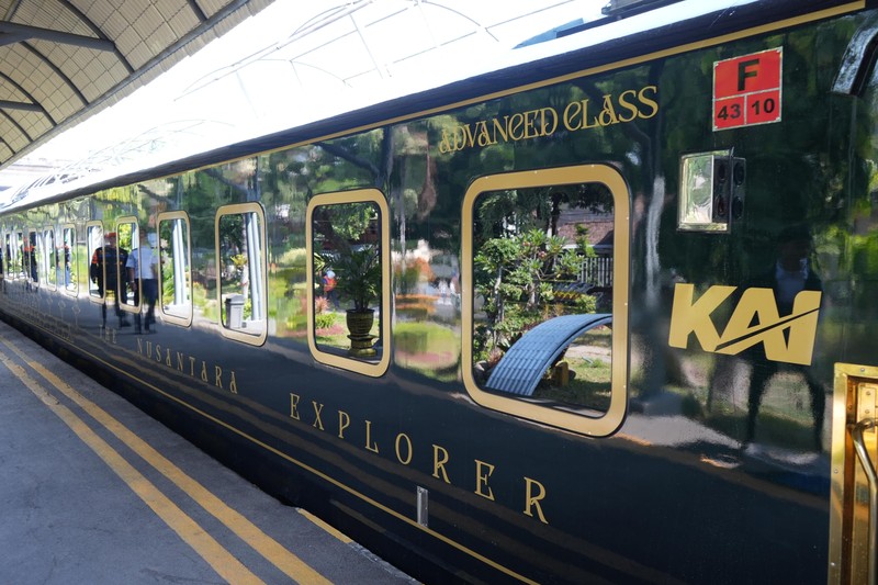 PT Kereta Api Indonesia (Persero) melaksanakan uji statis dan uji dinamis terhadap dua kereta Nusantara Explorer Luxury Sleeper Train yang telah menyelesaikan tahap pengerjaan interior di Balai Yasa Surabaya Gubeng. (Dok. KAI)