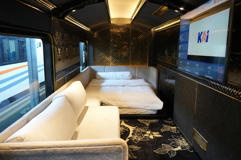 PT Kereta Api Indonesia (Persero) melaksanakan uji statis dan uji dinamis terhadap dua kereta Nusantara Explorer Luxury Sleeper Train yang telah menyelesaikan tahap pengerjaan interior di Balai Yasa Surabaya Gubeng. (Dok. KAI)