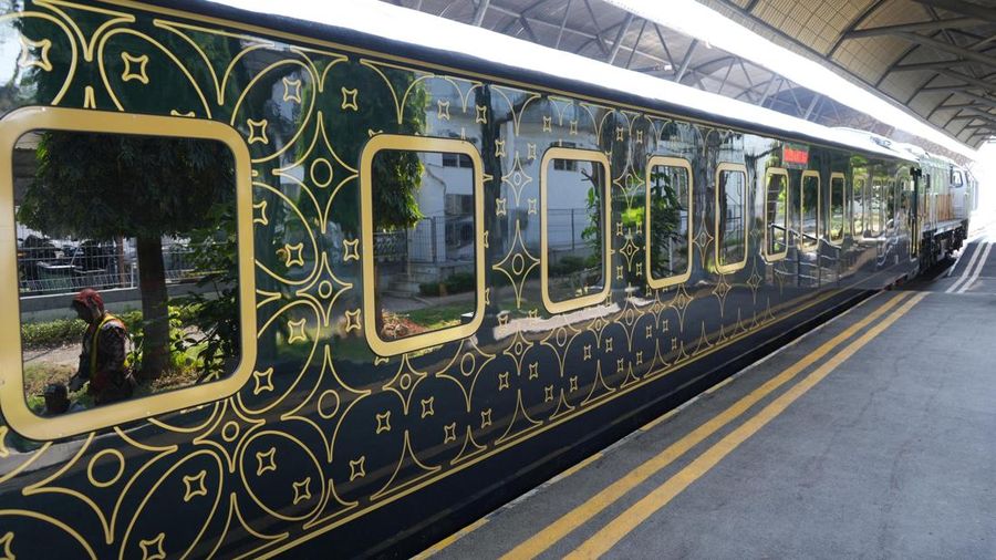 PT Kereta Api Indonesia (Persero) melaksanakan uji statis dan uji dinamis terhadap dua kereta Nusantara Explorer Luxury Sleeper Train yang telah menyelesaikan tahap pengerjaan interior di Balai Yasa Surabaya Gubeng. (Dok. KAI)