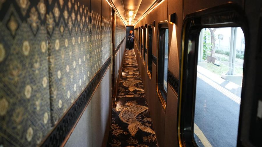 PT Kereta Api Indonesia (Persero) melaksanakan uji statis dan uji dinamis terhadap dua kereta Nusantara Explorer Luxury Sleeper Train yang telah menyelesaikan tahap pengerjaan interior di Balai Yasa Surabaya Gubeng. (Dok. KAI)