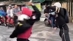 Viral 2 Remaja di Palembang Duel Adu Pedang, Ini Faktanya
