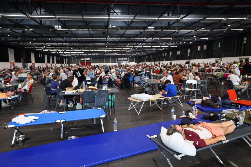 Warga yang dievakuasi beristirahat di Pusat Pameran Bordeaux-Lac, di Bordeaux, Prancis, Sabtu (25/7/2026). (REUTERS/Manon Cruz)